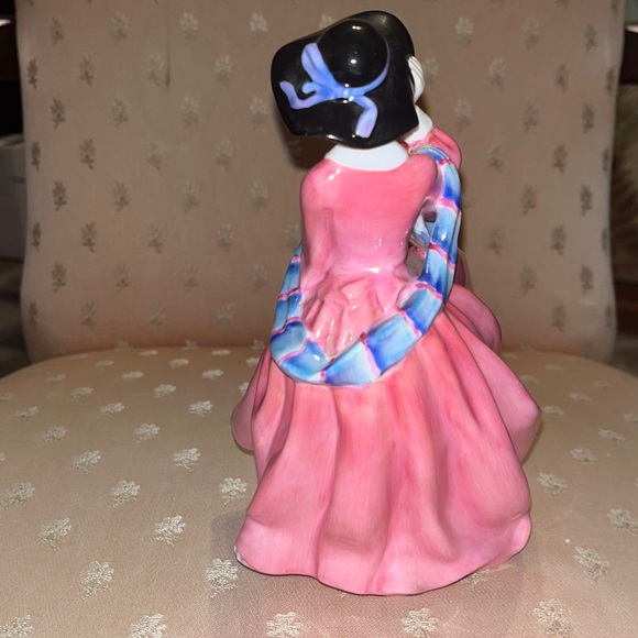 Royal Doulton "Top o' the Hill" bone china figurine, excellent condition. - Picture 5 of 9